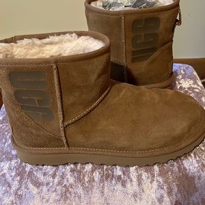 Ugg Classic Mini Rubber Logo